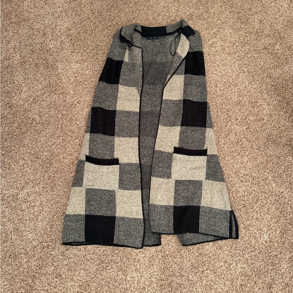 Women’s Love Tree black and white plaid sleeveless cardigan, size L